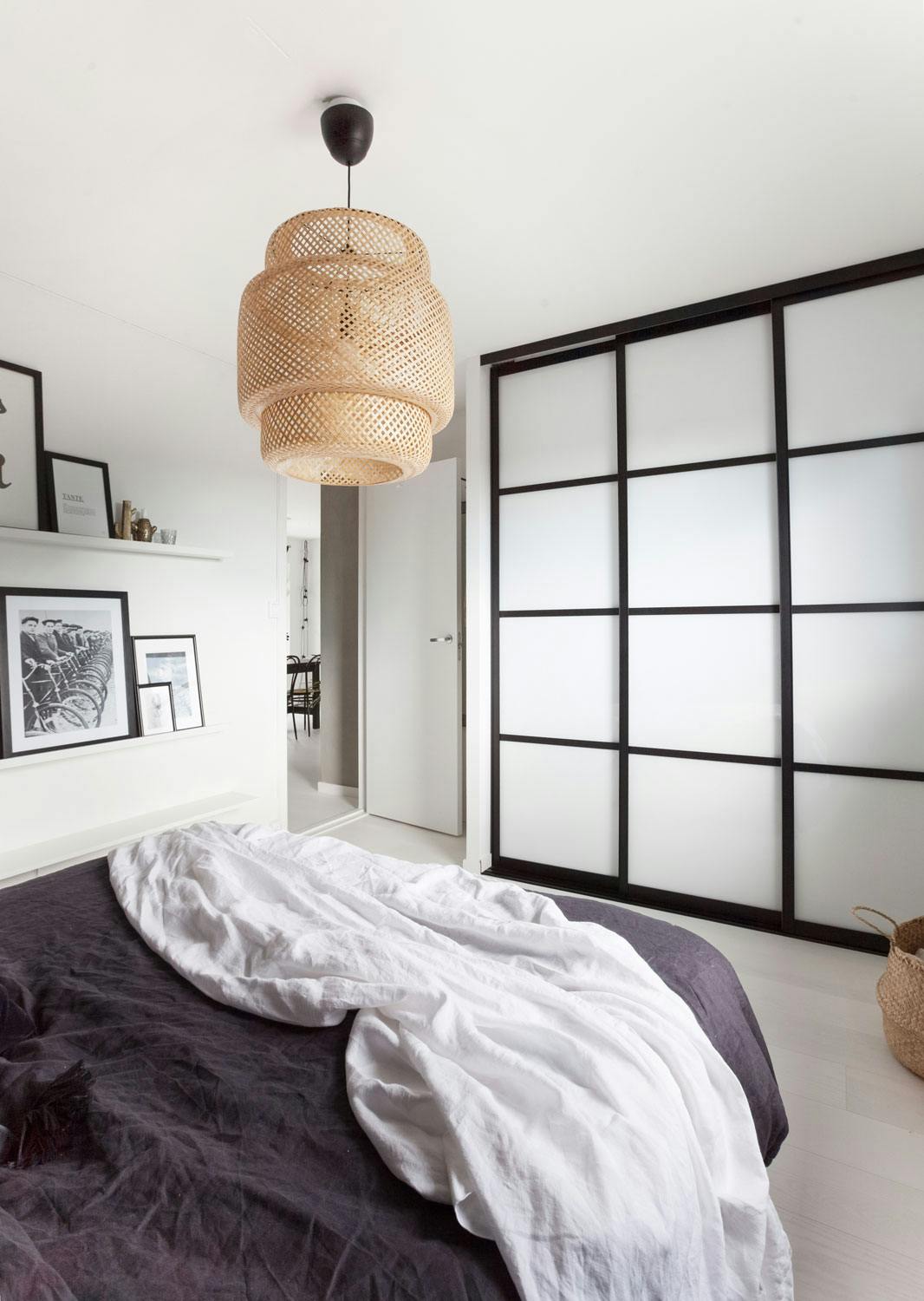 Skyvedør i industristil Skyvedørsgarderobe med svarte rammer og i industristil